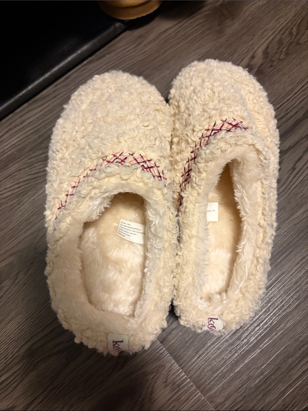 Kooba Cream Sherpa Slip-On Women’s Slippers with Red Stitch Accent